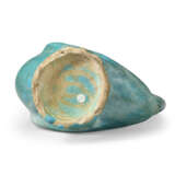 A KASHAN TURQUOISE-GLAZED MOULDED POTTERY COCKEREL - Foto 4