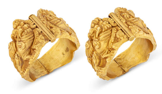A PAIR OF GOLD BANGLES - Foto 1