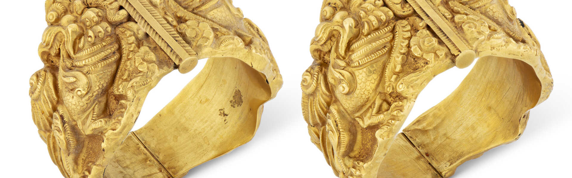 A PAIR OF GOLD BANGLES