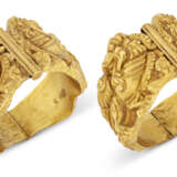 A PAIR OF GOLD BANGLES - Foto 1