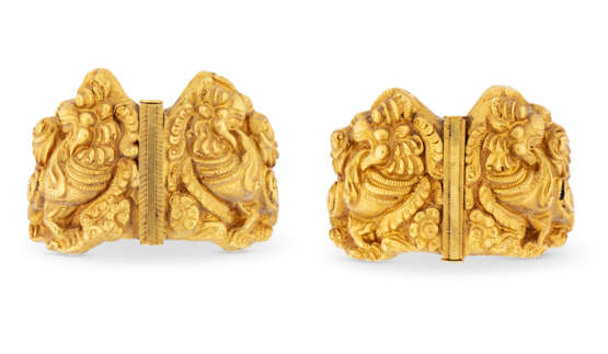 A PAIR OF GOLD BANGLES - Foto 2