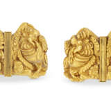 A PAIR OF GOLD BANGLES - Foto 2