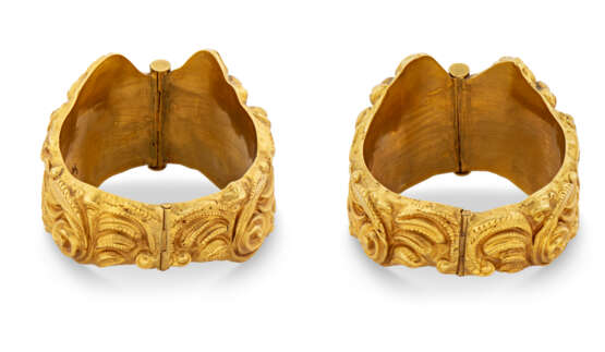 A PAIR OF GOLD BANGLES - Foto 3