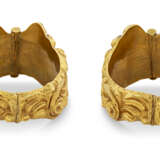 A PAIR OF GOLD BANGLES - Foto 3