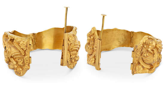 A PAIR OF GOLD BANGLES - Foto 4