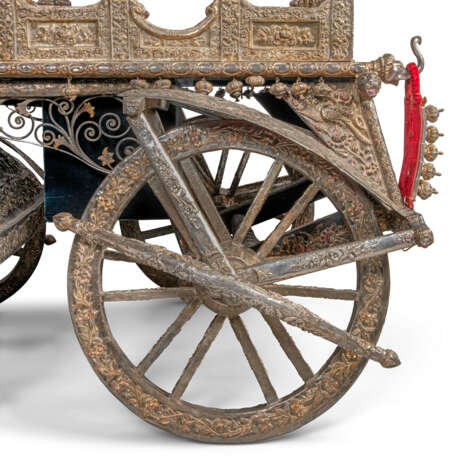 A PARCEL GILT SILVER CHARIOT AND HORSES - photo 7