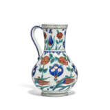 AN IZNIK POTTERY EWER - фото 2