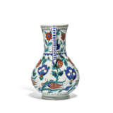 AN IZNIK POTTERY EWER - фото 4