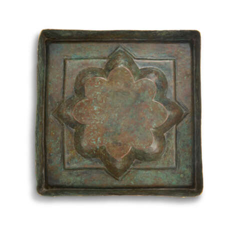 A PAIR OF KHORASSAN SILVER AND COPPER INLAID SQUARE BRASS TRAYS - photo 3