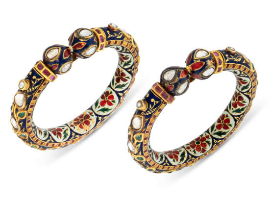 A PAIR OF GEM-SET ENAMELLED GOLD BANGLES - photo 1