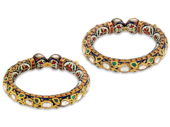 A PAIR OF GEM-SET ENAMELLED GOLD BANGLES - photo 2