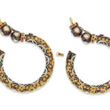 A PAIR OF GEM-SET ENAMELLED GOLD BANGLES - photo 3