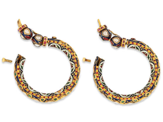 A PAIR OF GEM-SET ENAMELLED GOLD BANGLES - photo 3