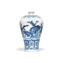 A FINE AND VERY RARE BLUE AND WHITE ‘BAMBOO, ROCK AND PLANTAIN’ VASE, MEIPING