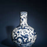A FINE AND EXTREMELY RARE LARGE BLUE AND WHITE ‘NINE DRAGONS’ VASE, TIANQIUPING - photo 3