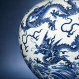 A FINE AND EXTREMELY RARE LARGE BLUE AND WHITE ‘NINE DRAGONS’ VASE, TIANQIUPING - photo 4