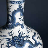 A FINE AND EXTREMELY RARE LARGE BLUE AND WHITE ‘NINE DRAGONS’ VASE, TIANQIUPING - photo 5