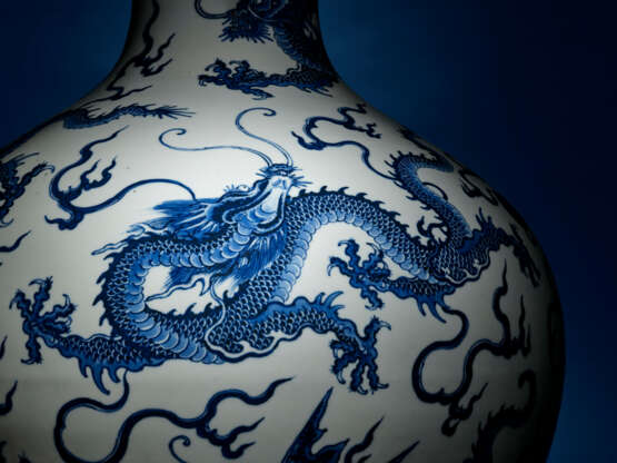A FINE AND EXTREMELY RARE LARGE BLUE AND WHITE ‘NINE DRAGONS’ VASE, TIANQIUPING - photo 6