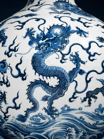 A FINE AND EXTREMELY RARE LARGE BLUE AND WHITE ‘NINE DRAGONS’ VASE, TIANQIUPING - photo 7
