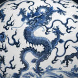 A FINE AND EXTREMELY RARE LARGE BLUE AND WHITE ‘NINE DRAGONS’ VASE, TIANQIUPING - photo 7