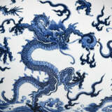 A FINE AND EXTREMELY RARE LARGE BLUE AND WHITE ‘NINE DRAGONS’ VASE, TIANQIUPING - photo 8