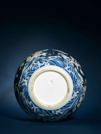 A FINE AND EXTREMELY RARE LARGE BLUE AND WHITE ‘NINE DRAGONS’ VASE, TIANQIUPING - photo 10