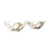 A FINE AND VERY RARE PAIR OF FAMILLE ROSE `PRUNUS AND LINGZHI` TEA BOWLS - Foto 4