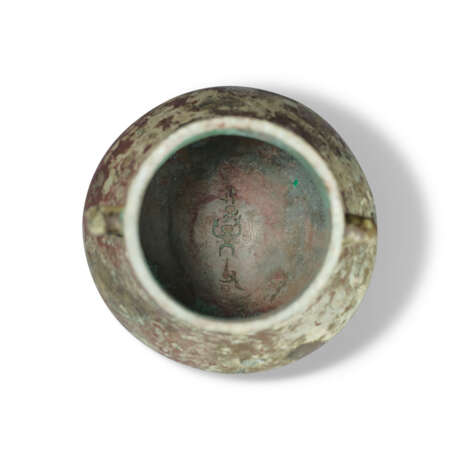 AN ARCHAIC BRONZE WINE VESSEL AND COVER, ‘JU FU DING’ YOU - фото 4