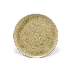 A CARVED XIANGZHOU CELADON &#39;LOTUS&#39; TRIPOD DISH