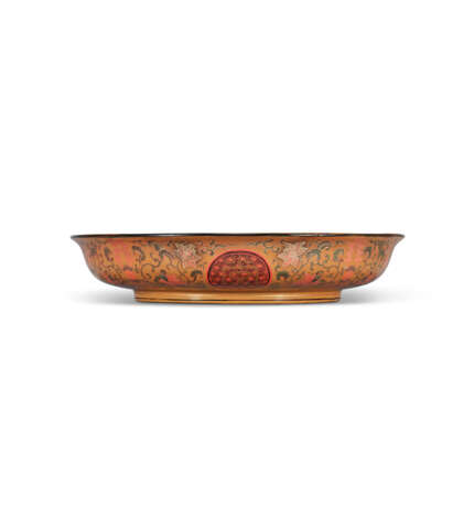A RARE PAIR OF QIANGJIN AND TIANQI LACQUER ‘FO RI CHANG MING’ DISHES - photo 3