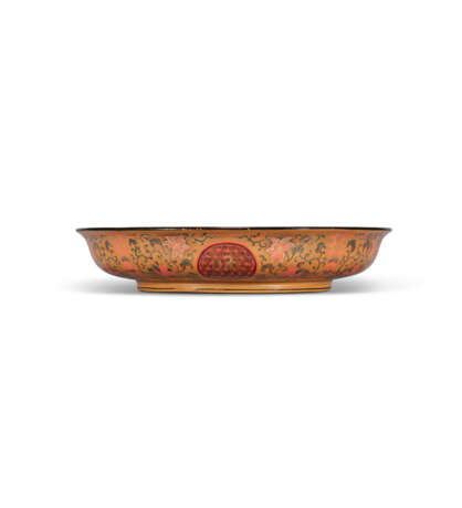 A RARE PAIR OF QIANGJIN AND TIANQI LACQUER ‘FO RI CHANG MING’ DISHES - photo 4