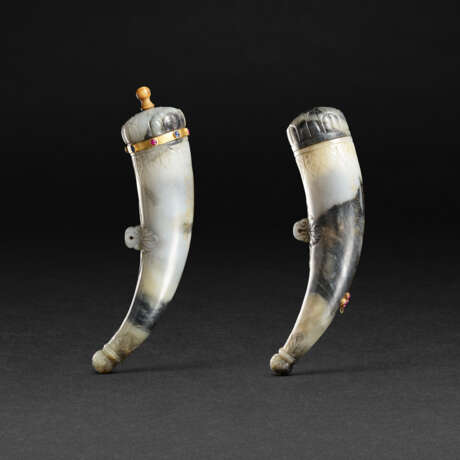 A PAIR OF IMPERIAL INSCRIBED MUGHAL BLACK AND WHITE JADE GUNPOWDER FLASKS - photo 1