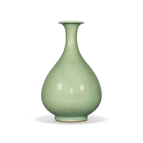 AN EXCEPTIONAL LONGQUAN CELADON PEAR-SHAPED VASE, YUHUCHUNPING - фото 1