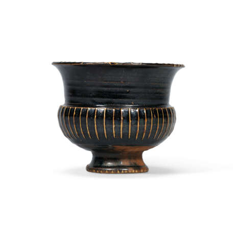 A BLACK-GLAZED RIBBED ZUN - photo 1