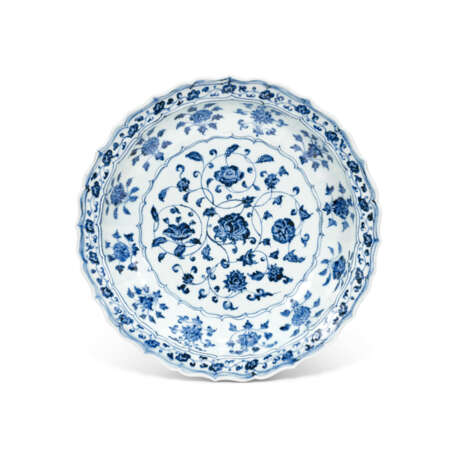 A SUPERB LARGE BLUE AND WHITE ‘FLORAL SCROLL’ BARBED-RIM CHARGER - photo 1