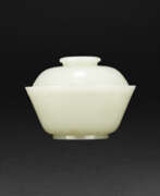 Qing-Dynastie. A PALE CELADON JADE BOWL AND COVER