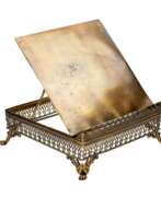 Übersicht. Table chaire en bronze et laiton Dore. 20i&egrave;me si&egrave;cle. 