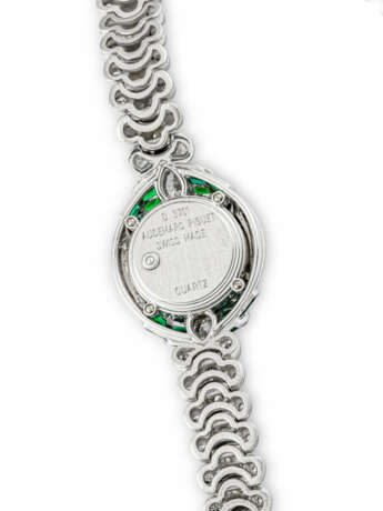 AUDEMARS PIGUET, WHITE GOLD, DIAMOND AND GREEN GEMSTONE-SET BRACELET WATCH - Foto 3