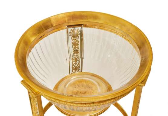 Une paire de pots de fleurs grandioses et d&eacute;coratifs de Jardini&egrave;re dans le style de Napol&eacute;on III. France. Le tournant du 19e-20e si&egrave;cle. Bronze glass Napoleon III At the turn of 19th -20th century - Foto 3