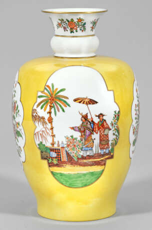 Große Meissen Gelbfond-Ziervase mit Chinoiserien - photo 1
