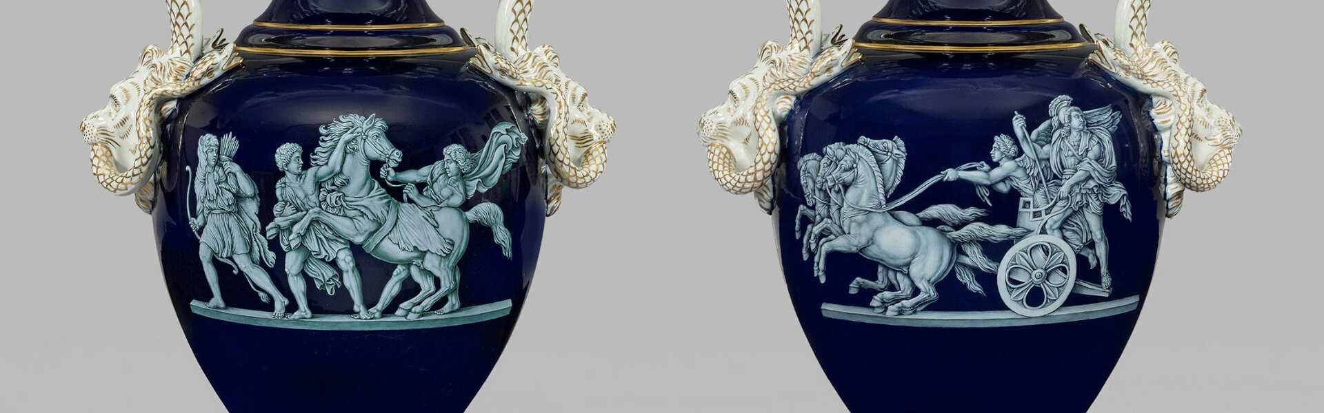 Paar bedeutender Schlangenhenkelvasen von Meissen mit Szenen Paar bedeutender Schlangenhenkelvasen von Meissen mit Szenen