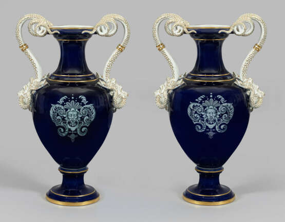 Paar bedeutender Schlangenhenkelvasen von Meissen mit Szenen - photo 2