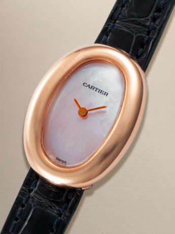 CARTIER, BAIGNOIRE MINI REF. 2333, AN EXTREMELY ATTRACTIVE PINK GOLD QUARTZ WRISTWATCH WITH PINK MOTHER OF PEARL DIAL - Foto 2