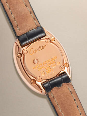 CARTIER, BAIGNOIRE MINI REF. 2333, AN EXTREMELY ATTRACTIVE PINK GOLD QUARTZ WRISTWATCH WITH PINK MOTHER OF PEARL DIAL - Foto 3