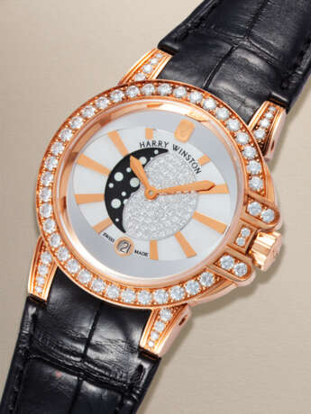 HARRY WINSTON, OCEAN LADY MOONPHASE REF. 400/UQMP36R, AN ATTRACTIVE PINK GOLD AND DIAMOND-SET LADIES WRISTWATCH - Foto 2