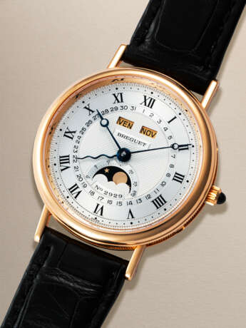 BREGUET, REF. 3040BA ‘SERPENTINE’, A FINE GOLD AUTOMATIC TRIPLE CALENDAR WRISTWATCH WITH MOONPHASE - Foto 2