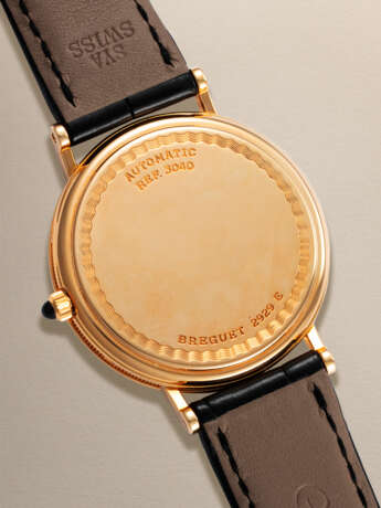 BREGUET, REF. 3040BA ‘SERPENTINE’, A FINE GOLD AUTOMATIC TRIPLE CALENDAR WRISTWATCH WITH MOONPHASE - Foto 3