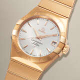 OMEGA, CONSTELLATION REF. 123.50.38.21.02.001, A LIKE-NEW AND ATTRACTIVE RED GOLD AUTOMATIC WRISTWATCH WITH BRACELET - фото 2