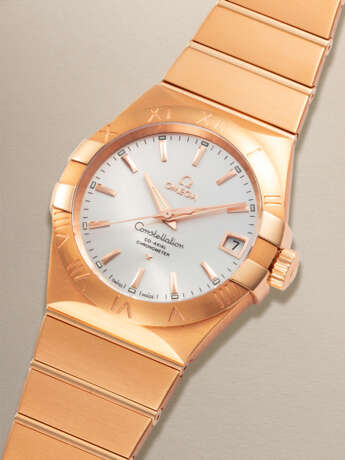 OMEGA, CONSTELLATION REF. 123.50.38.21.02.001, A LIKE-NEW AND ATTRACTIVE RED GOLD AUTOMATIC WRISTWATCH WITH BRACELET - фото 2