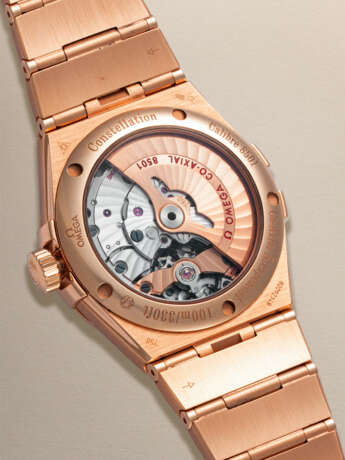 OMEGA, CONSTELLATION REF. 123.50.38.21.02.001, A LIKE-NEW AND ATTRACTIVE RED GOLD AUTOMATIC WRISTWATCH WITH BRACELET - фото 3